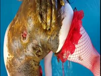 Scat Sex Video &ndash; Pin-up model rubs shit like it&rsquo;s lotion